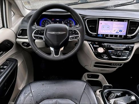 Used 2023 Chrysler Pacifica Touring-L image 5