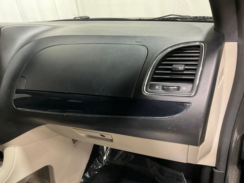 Used 2019 Dodge Grand Caravan SXT image 16