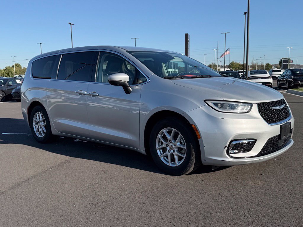 Used 2023 Chrysler Pacifica Touring-L FWD image 3