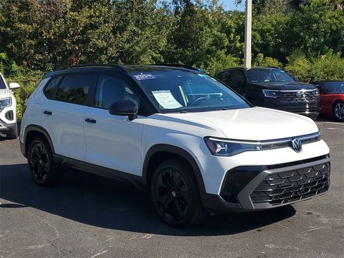 Certified 2025 Volkswagen Taos SE image 2