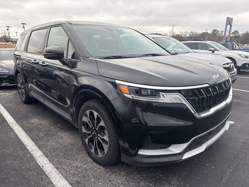 Used 2022 Kia Carnival EX image 4