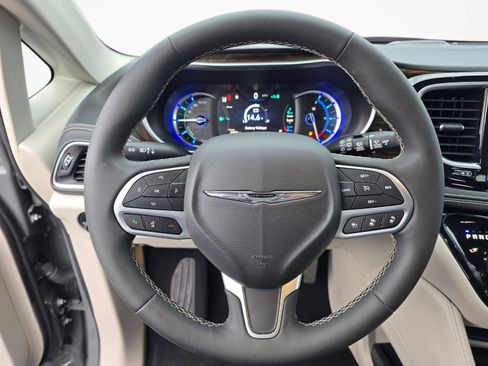 Used 2022 Chrysler Pacifica Limited FWD image 13