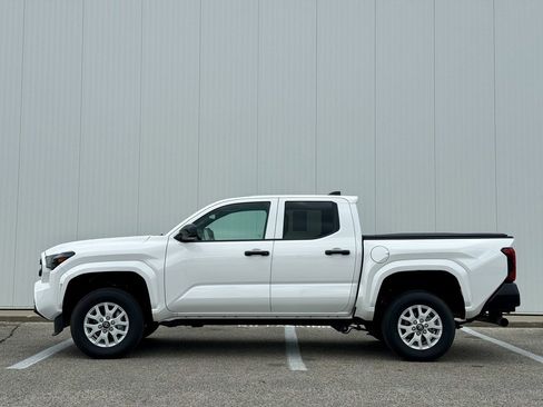 Used 2024 Toyota Tacoma SR image 2