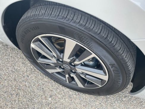 Used 2025 Nissan Versa SV image 30