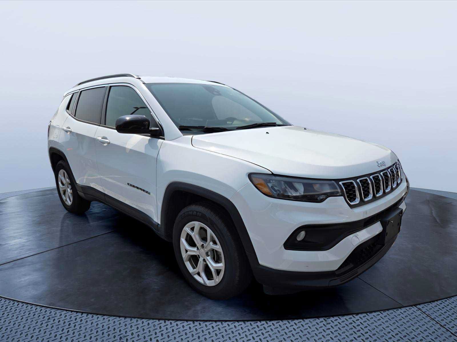 Used 2024 Jeep Compass Latitude AWD/4WD image 1