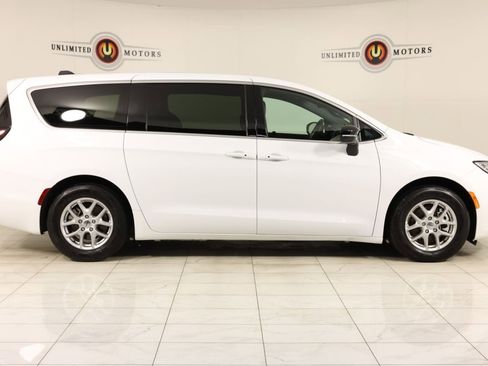 Used 2025 Chrysler Pacifica Select FWD image 2