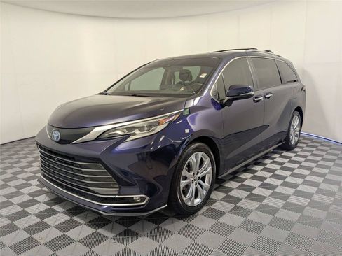 Certified 2022 Toyota Sienna Platinum FWD image 2