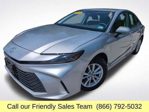 Used 2025 Toyota Camry LE AWD/4WD image 1