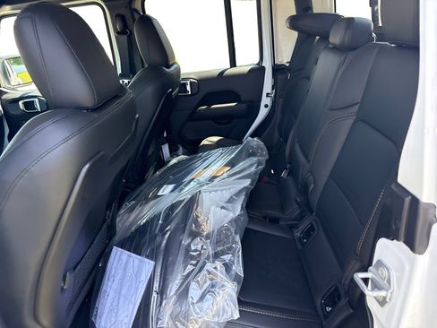 Used 2025 Jeep Gladiator Sport w/ Premium Package image 10