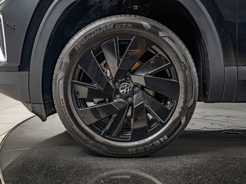 Used 2024 Volkswagen Atlas SE w/ Black Wheel Package FWD image 10