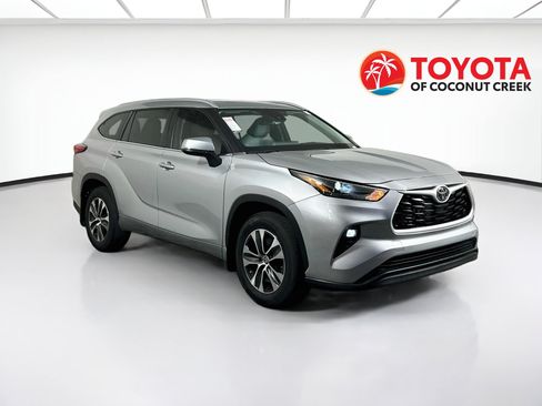 Used 2023 Toyota Highlander XLE FWD image 1