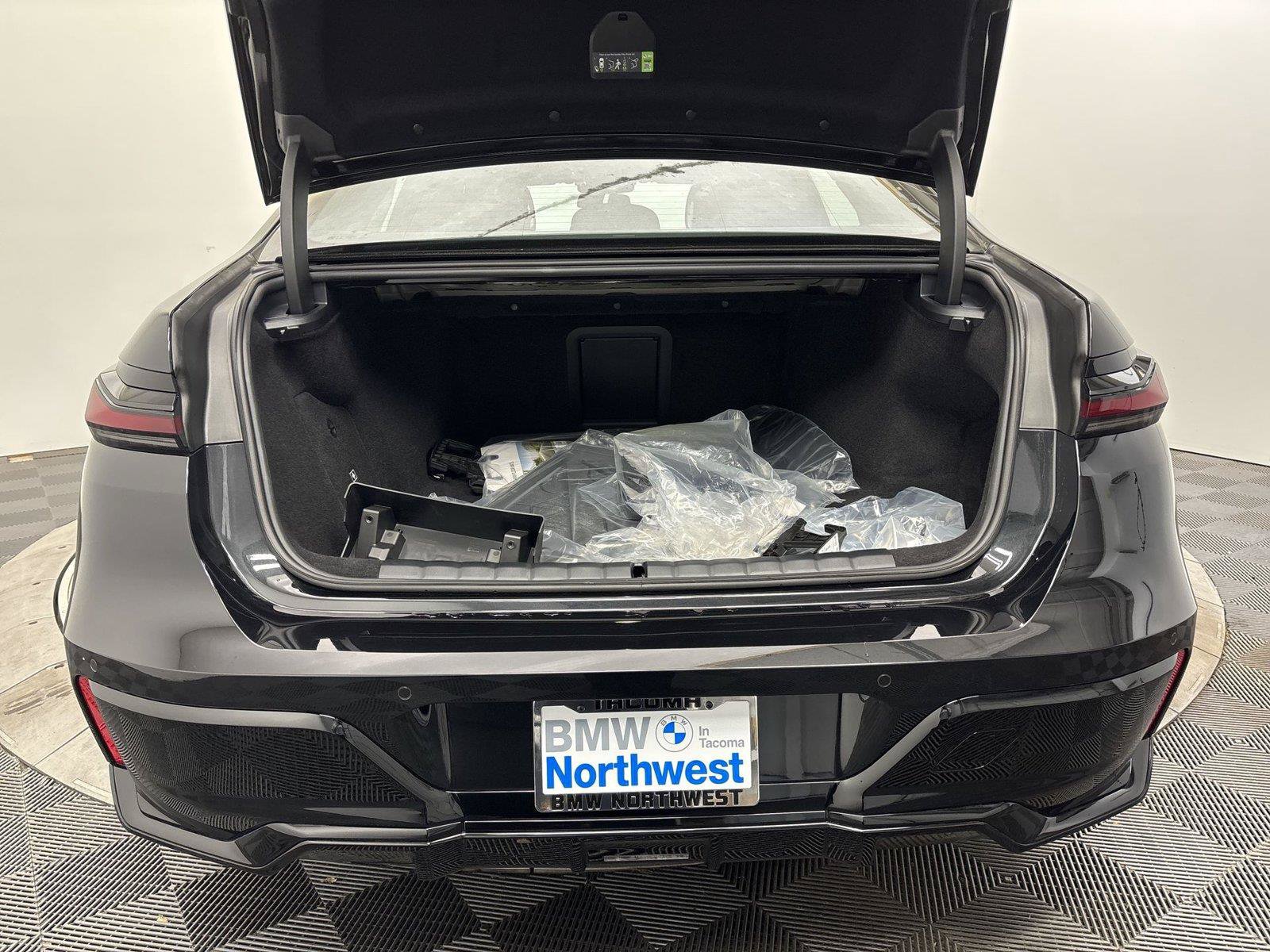 New 2026 BMW i7 xDrive60 w/ Executive Package AWD/4WD image 8
