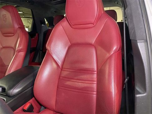 Used 2021 Porsche Cayenne Turbo image 5
