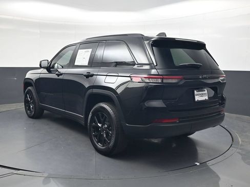 Used 2025 Jeep Grand Cherokee Altitude AWD/4WD image 7