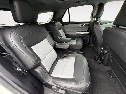 Used 2022 Ford Explorer XLT w/ Equipment Group 202A image 18