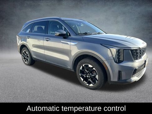 Used 2024 Kia Sorento S image 8