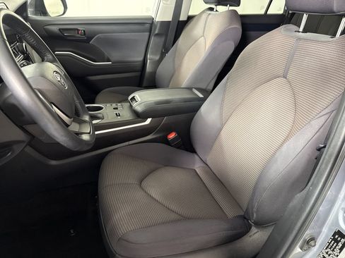Used 2023 Toyota Highlander LE FWD image 11