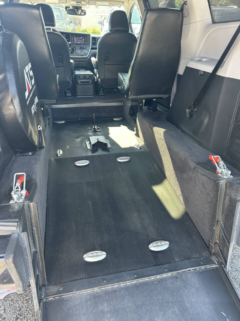 Used 2020 Toyota Sienna SE FWD image 6