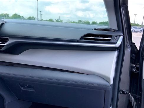 Used 2022 Toyota Sienna XLE FWD image 18