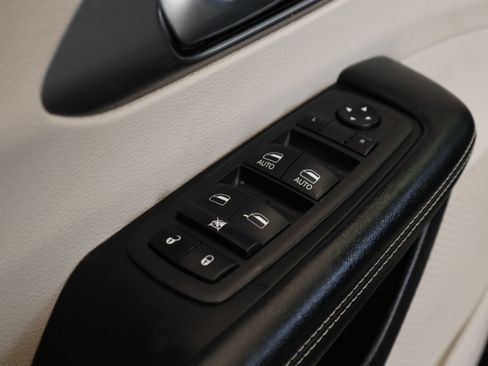 Used 2022 Chrysler Pacifica Touring-L FWD image 19
