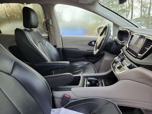 Used 2023 Chrysler Pacifica Limited image 36