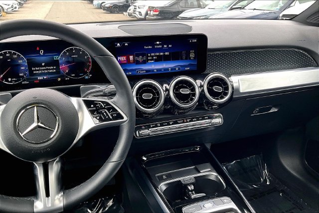 Used 2026 Mercedes-Benz GLB 250 4MATIC image 5