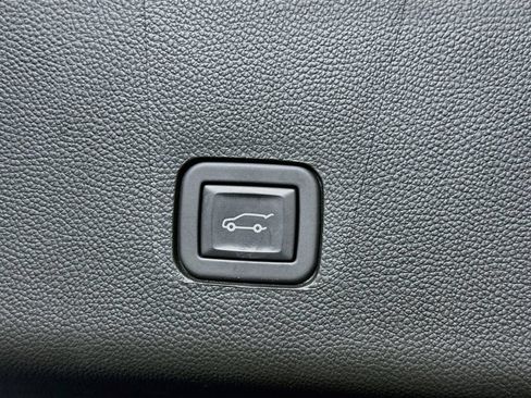 Used 2023 Chevrolet Traverse RS AWD/4WD image 32