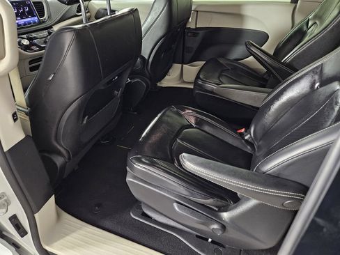 Used 2023 Chrysler Pacifica Touring-L FWD image 27