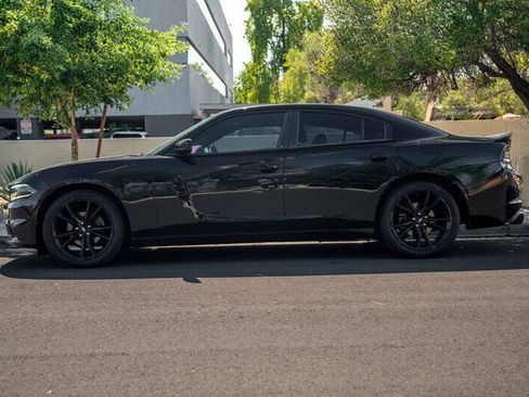 Used 2017 Dodge Charger SE w/ Blacktop Package RWD image 2