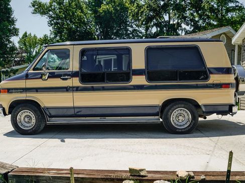 Used 1988 Chevrolet G20 RWD image 3