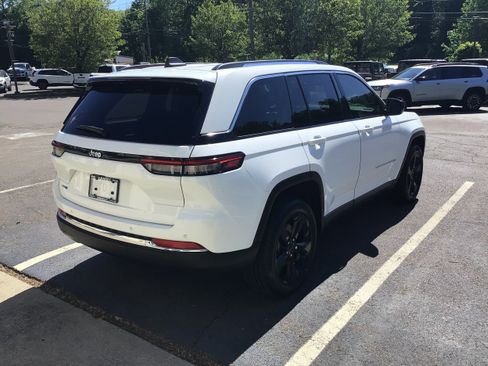 Used 2023 Jeep Grand Cherokee 4WD 4xe image 7