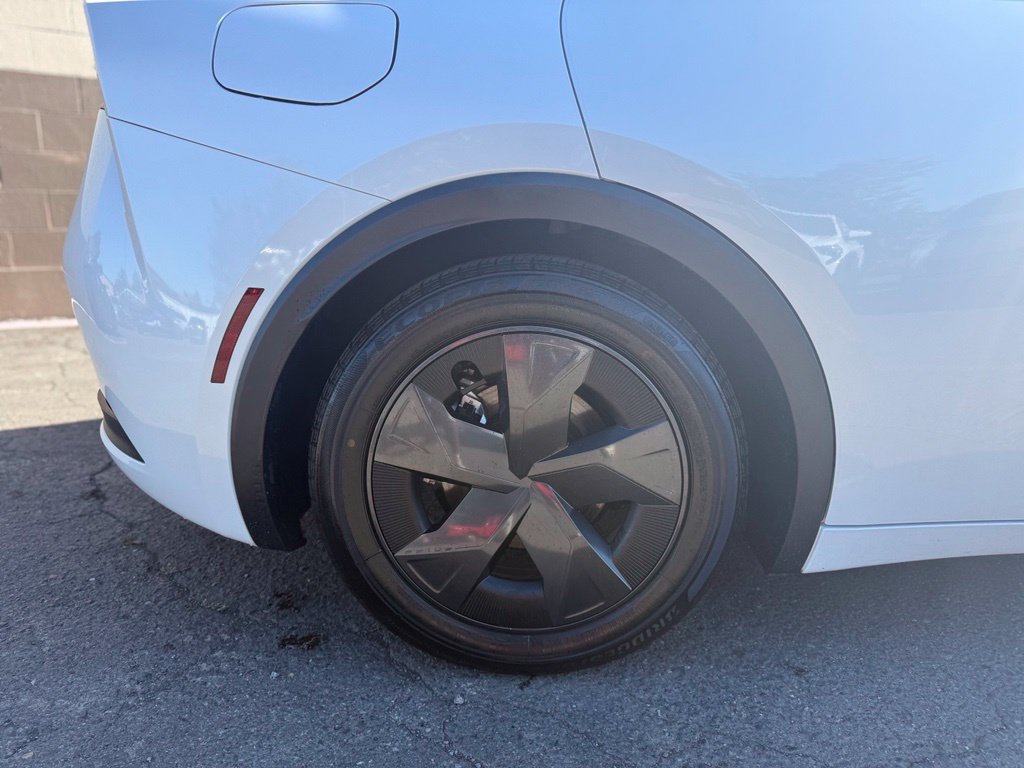 Used 2025 Toyota Prius Plug-In Hybrid FWD image 4