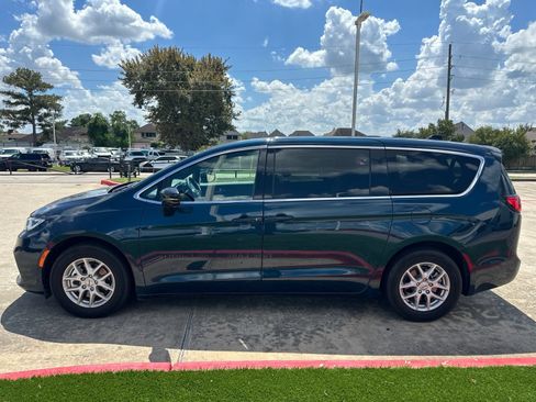 Used 2025 Chrysler Pacifica Select FWD image 4