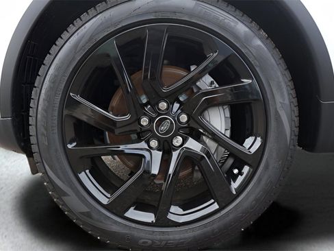 New 2025 Land Rover Discovery S image 9