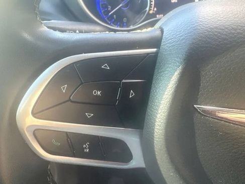 Used 2022 Chrysler Pacifica Touring-L FWD image 16