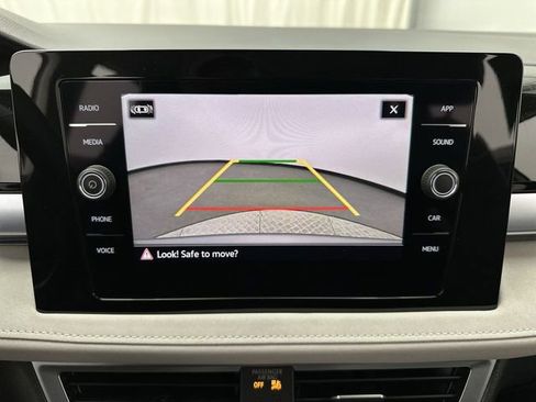 Certified 2025 Volkswagen Taos SE image 19