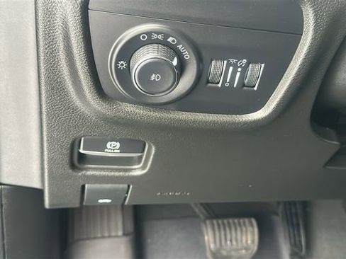 Used 2023 Jeep Grand Cherokee Limited image 20