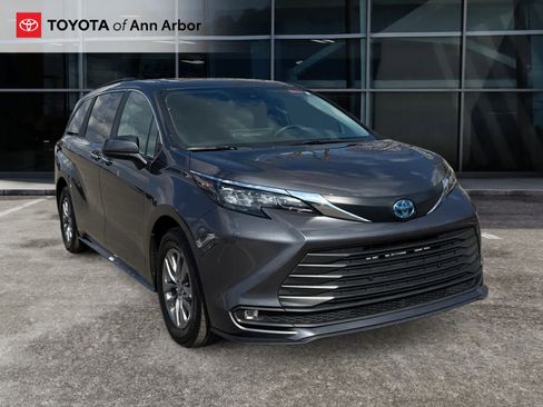 Used 2025 Toyota Sienna XLE image 1