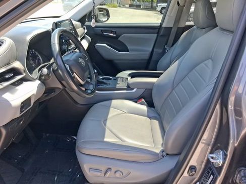Used 2022 Toyota Highlander XLE FWD image 12