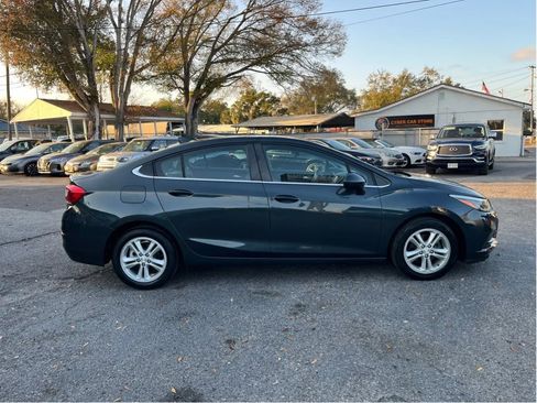 Used 2017 Chevrolet Cruze LT image 4