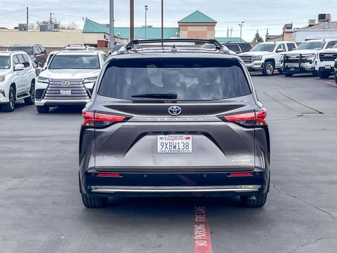 Used 2024 Toyota Sienna Platinum image 3