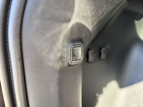 Used 2019 Jeep Cherokee Limited w/ Technology Group AWD/4WD image 8