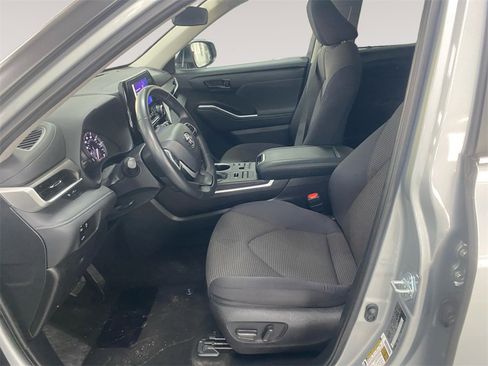 Used 2024 Toyota Highlander LE image 9
