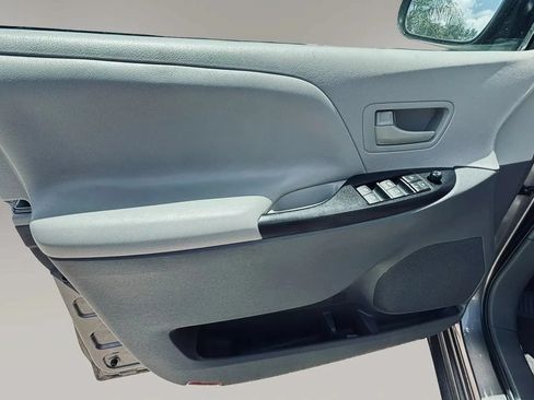 Used 2016 Toyota Sienna L FWD image 10