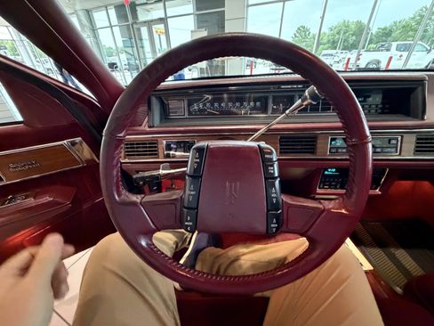 Used 1989 Oldsmobile Ninety-Eight Regency Brougham FWD image 15