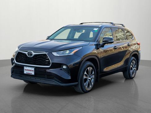 Used 2021 Toyota Highlander XLE image 3
