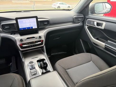 Used 2023 Ford Explorer XLT AWD/4WD image 32