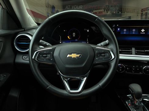 Used 2025 Chevrolet Trax LT w/ LT Convenience Package FWD image 32