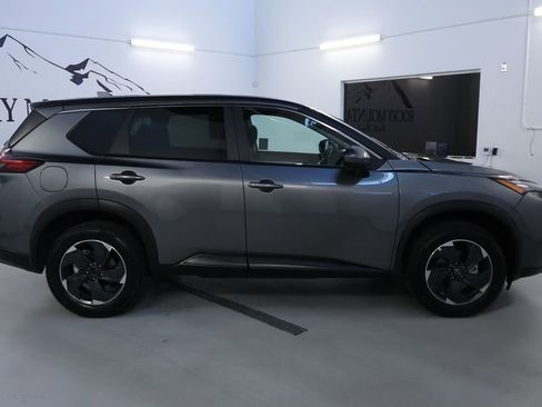 Used 2024 Nissan Rogue SV image 8