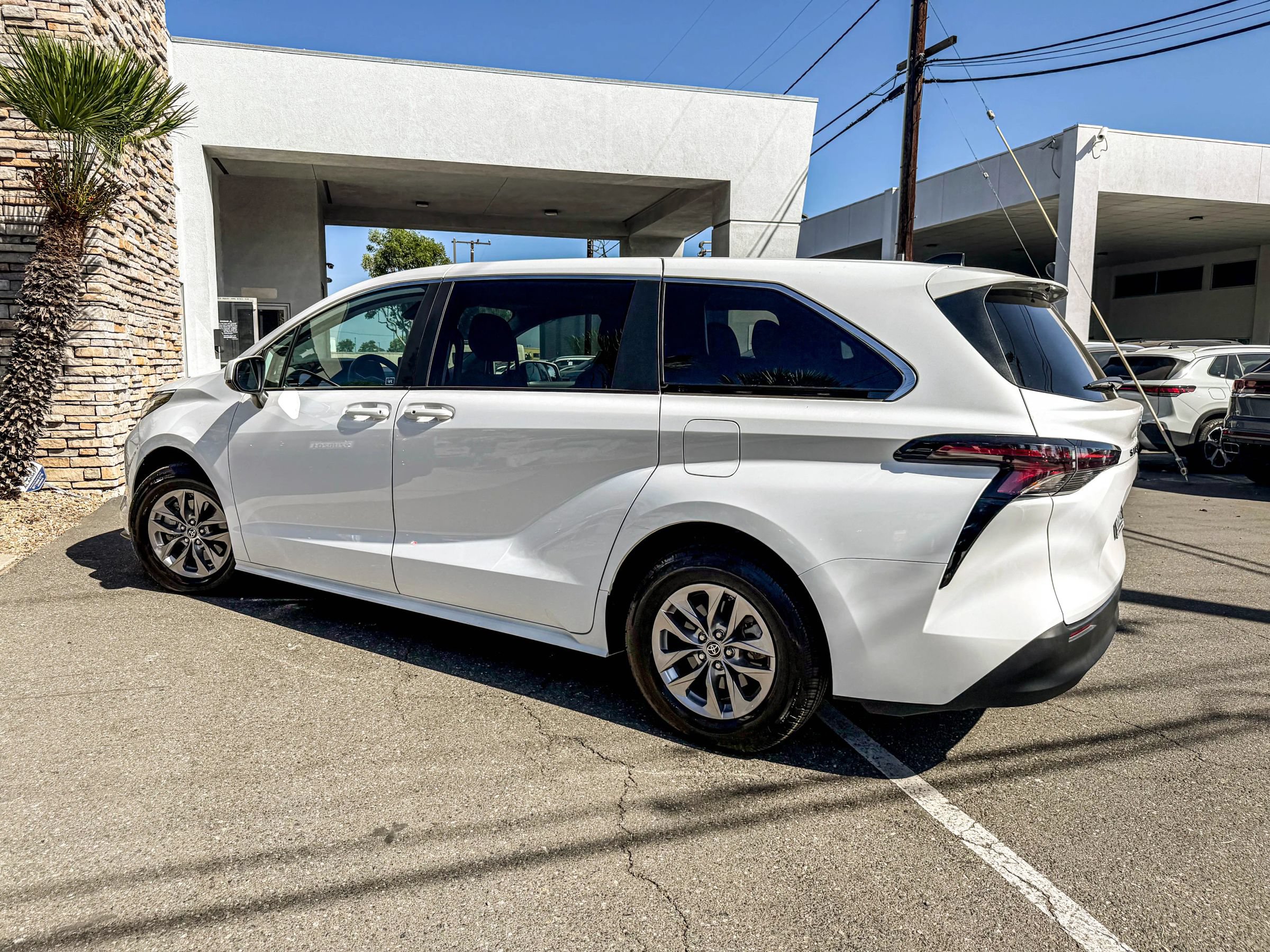 Used 2023 Toyota Sienna LE FWD image 4